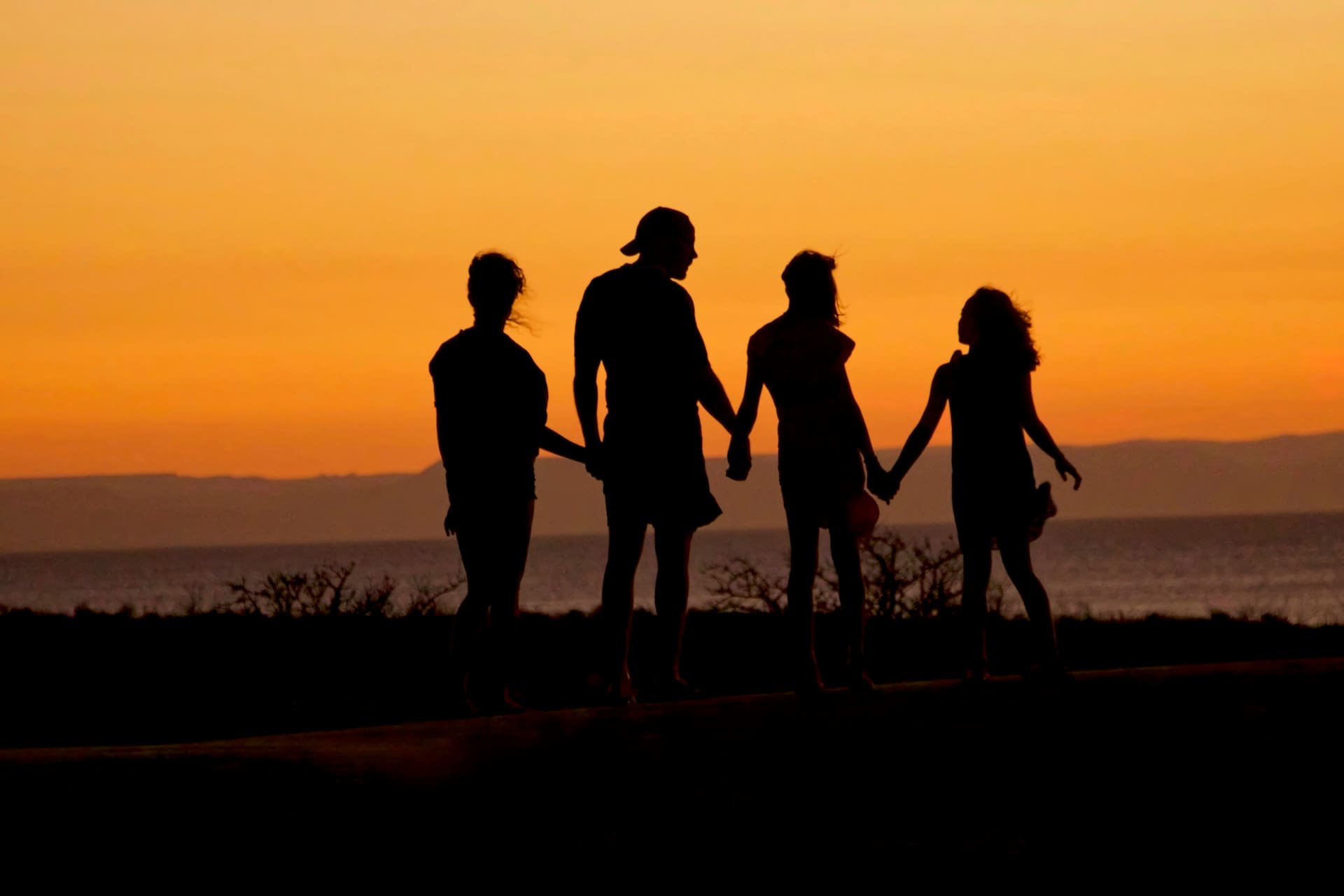 Foto de familia a contraluz de un atardecer